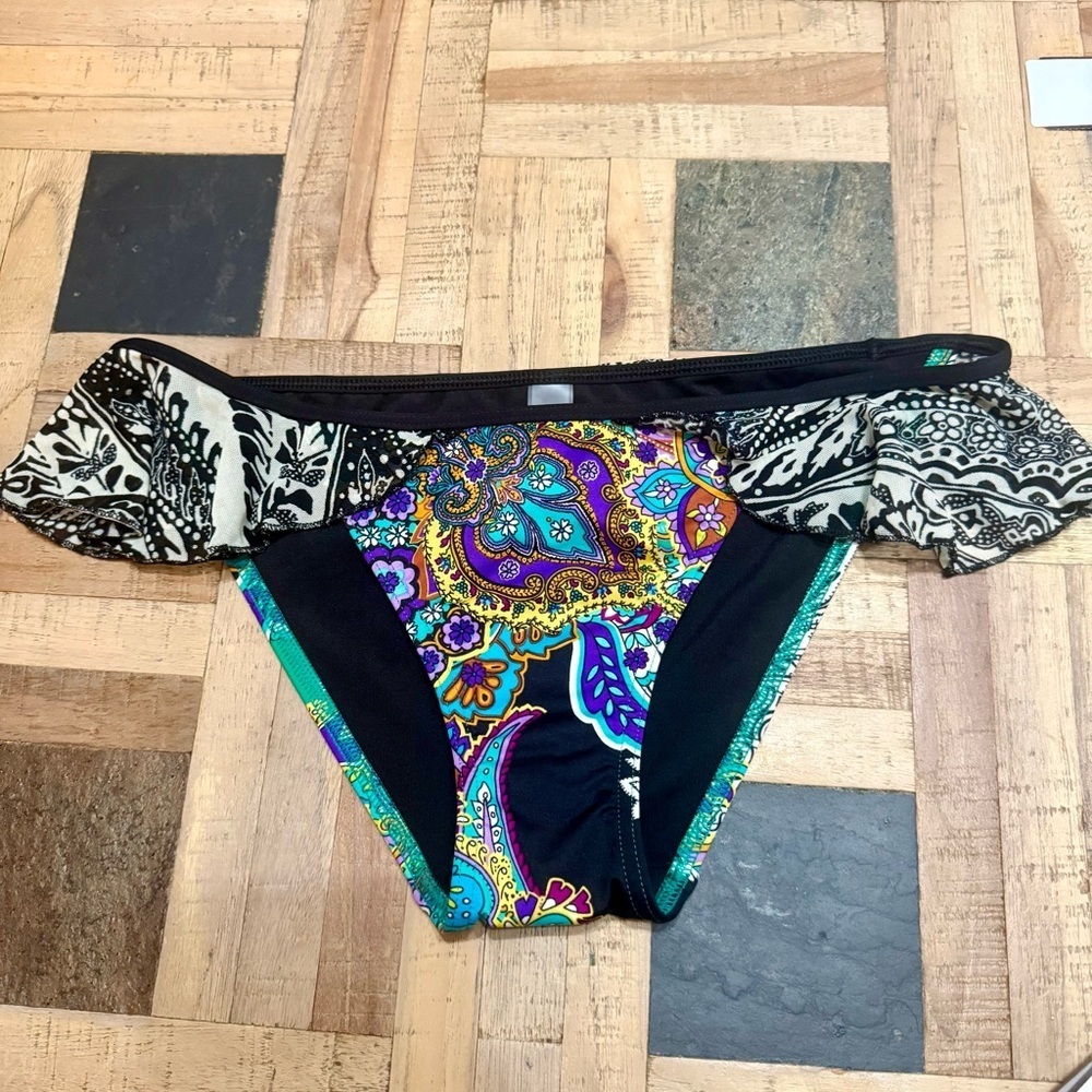 💥NWOT Victoria's Secret Paisley Print Ruffle Edge Cheeky Swim Bottom